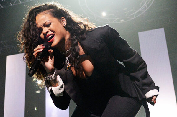 Δείτε τη Rihanna να ερμηνεύει ζωντανά το νέο της κομμάτι «American Oxygen»!