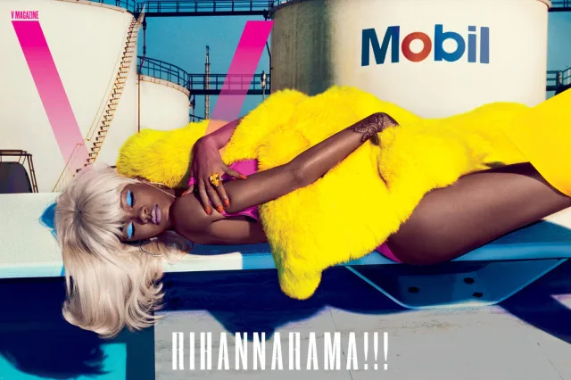 Η Rihanna με ξανθιά περούκα και κίτρινη γούνα ποζάρει για το περιοδικό V.