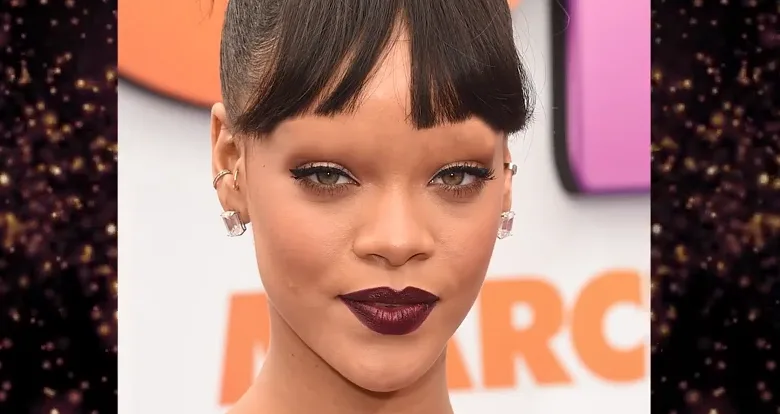 Η Rihanna χωρίς φρύδια σε κοντινό πλάνο.