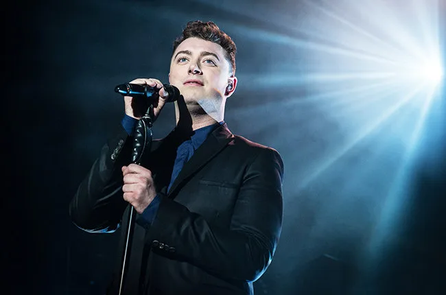 Ο Sam Smith σε ζωντανή εμφάνιση στη σκηνή του Le Bataclan στο Παρίσι.