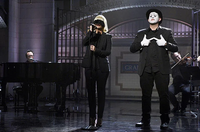 Η Sia σε μουσική εμφάνιση στην εκπομπή Saturday Night Live τον Ιανουάριο του 2015.