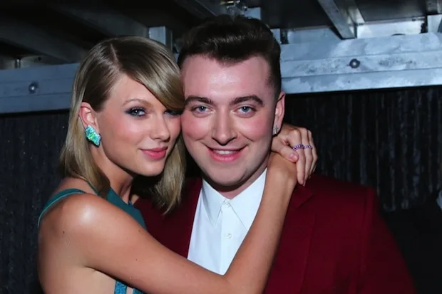 Η Taylor Swift και ο Sam Smith ποζάρουν μαζί χαμογελαστοί.
