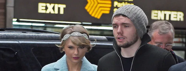 Η Taylor Swift με τον αδερφό της Austin Swift σε εξωτερικό χώρο.