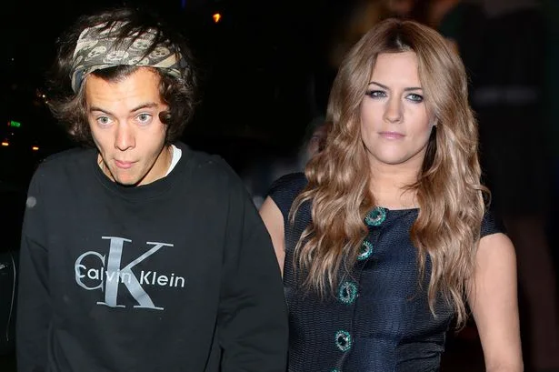 Ο Harry Styles με μαύρο φούτερ και η Caroline Flack με μπλε φόρεμα σε βραδινή έξοδο.