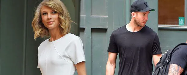 Η Taylor Swift και ο Calvin Harris περπατούν μαζί έξω.