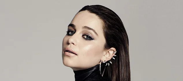 Η Emilia Clarke σε κοντινό πλάνο με έντονο μακιγιάζ και σκουλαρίκια.