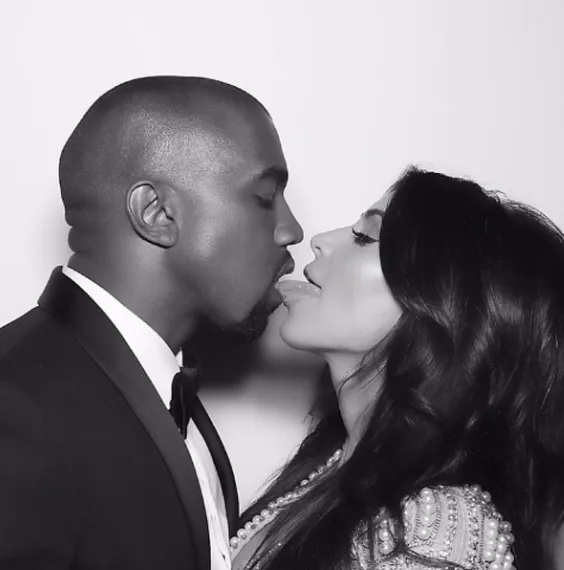 Ο Kanye West και η Kim Kardashian σε ασπρόμαυρη φωτογραφία από τον γάμο τους.