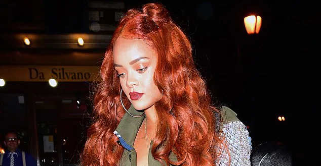 Η Rihanna με κόκκινα μαλλιά και χαμηλωμένο βλέμμα στη Νέα Υόρκη.