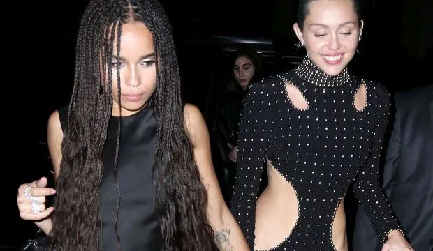 Η Miley Cyrus και η Zoe Kravitz στο after party της Rihanna για το Met Gala στη Νέα Υόρκη.