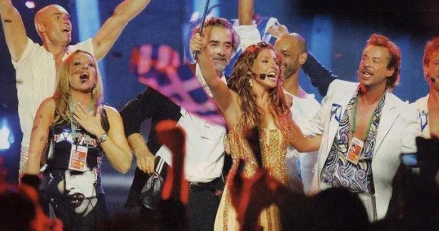 Η Έλενα Παπαρίζου πανηγυρίζει στη σκηνή της Eurovision με την ελληνική αποστολή.