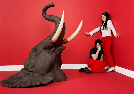 Ο Jack White και η Meg White των White Stripes σε κόκκινο δωμάτιο με κεφάλι ελέφαντα.