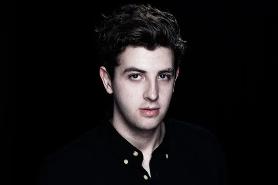Ο Jamie xx σε κοντινό πορτρέτο με μαύρο φόντο