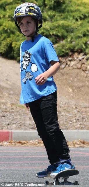 288AAECF00000578-3076179-Smooth_moves_Britney_was_likely_showered_with_gifts_by_her_sons_-m-24_1431315587640