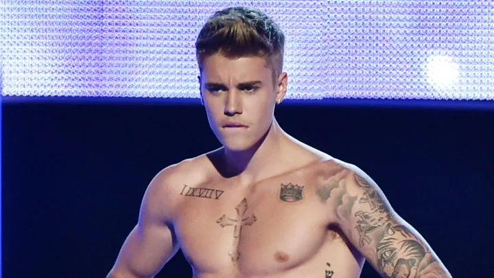 Ο Justin Bieber χωρίς μπλούζα στη σκηνή