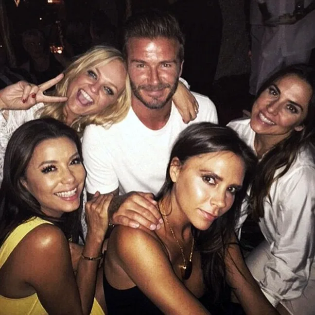 Ο David Beckham με τη Victoria Beckham, την Emma Bunton, τη Melanie C και την Eva Longoria σε πάρτι.