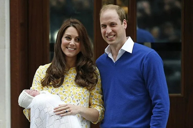 Η Kate Middleton και ο πρίγκιπας William κρατούν το νεογέννητο μωρό τους έξω από το νοσοκομείο.