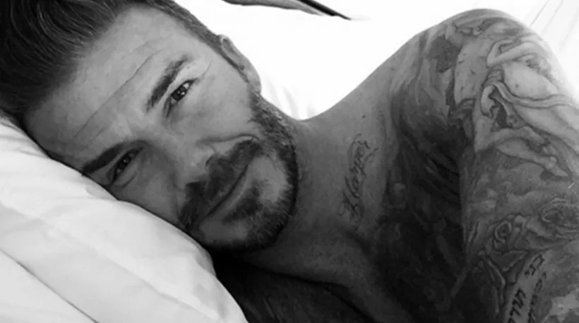 Ο David Beckham ξαπλωμένος στο κρεβάτι.