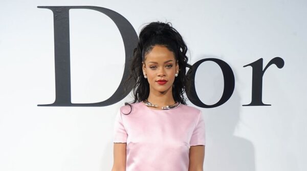 Σπάει τα στεγανά! H Rihanna έγινε το πρώτο έγχρωμο μοντέλο του οίκου Dior!