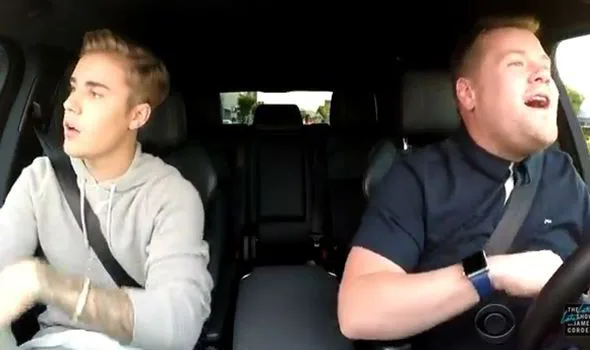 Ο Justin Bieber και ο James Corden μέσα σε αυτοκίνητο για το Carpool Karaoke.