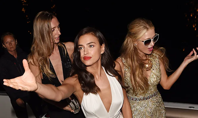 Η Irina Shayk και η Paris Hilton σε βραδινή έξοδο στις Κάννες.