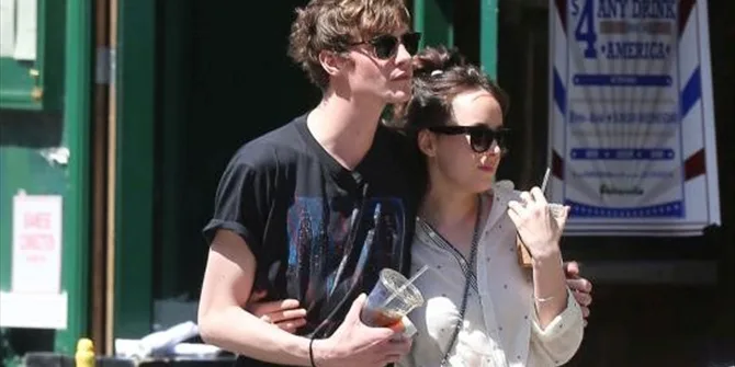 Η Dakota Johnson και ο Matthew Hitt περπατούν αγκαλιασμένοι στη Νέα Υόρκη.