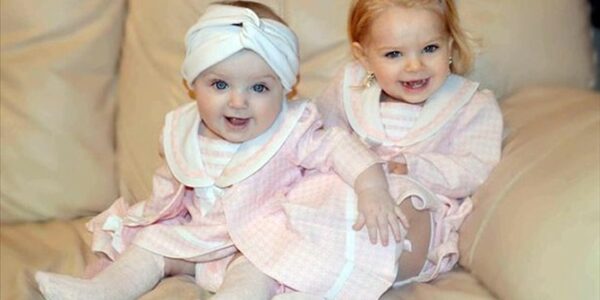 Δεν πάμε καλά: η μαμά αυτών των μωρών τους βάφει τα νύχια και τους αγοράζει πανάκριβα ρούχα