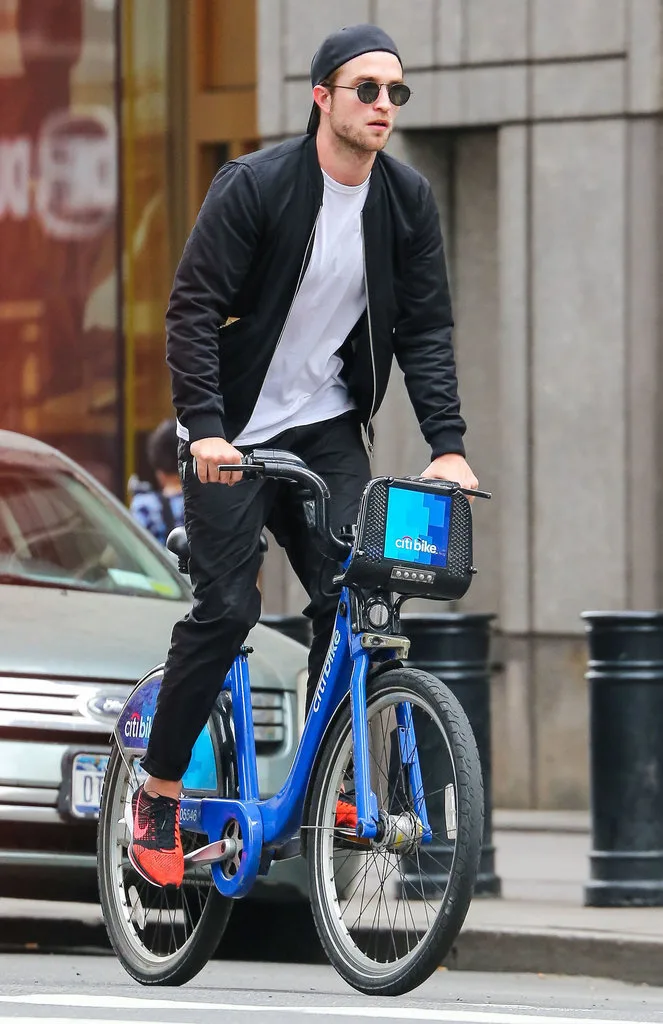 Robert-Pattinson-Riding-His-Bike-NYC-2