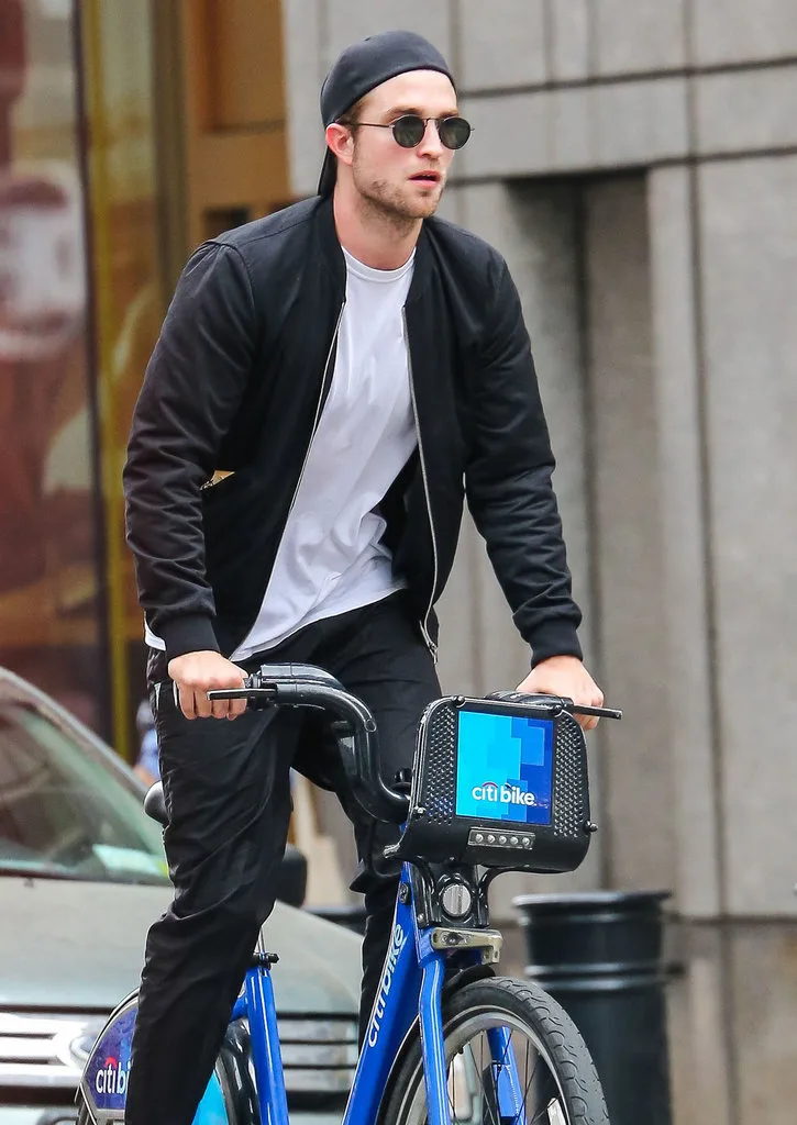 Robert-Pattinson-Riding-His-Bike-NYC
