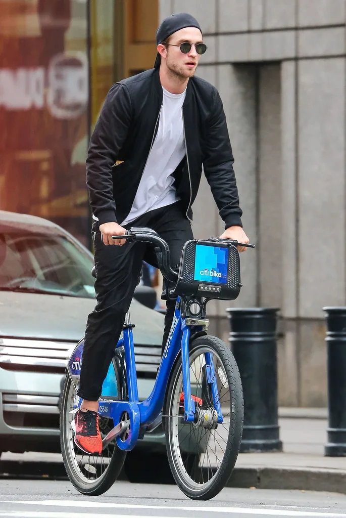 Robert-Pattinson-Riding-His-Bike-NYC