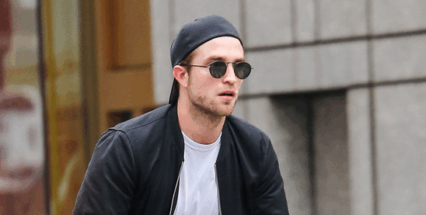 Ο Robert Pattinson βγήκε με το ποδήλατό του στους δρόμους και οι γυναίκες τρελάθηκαν