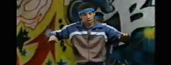 Ο Vin Diesel σε νεαρή ηλικία να χορεύει breakdance μπροστά από γκράφιτι.