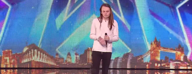Ο Aaron στη σκηνή του Britain’s Got Talent.