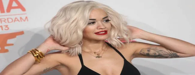Η Rita Ora ποζάρει στα παρασκήνια των MTV Europe Music Awards 2013 στο Άμστερνταμ.