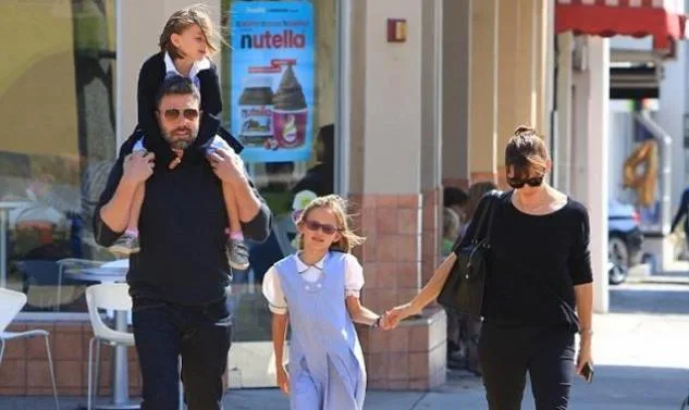 Ο Ben Affleck και η Jennifer Garner σε βόλτα με τα παιδιά τους.