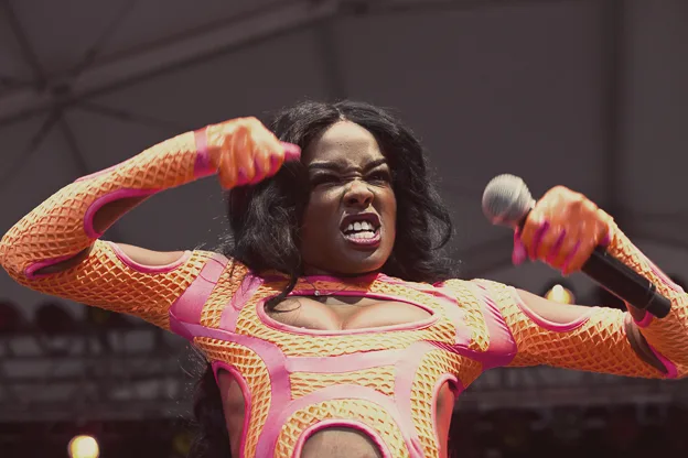 Η Azealia Banks τραγουδάει στη σκηνή