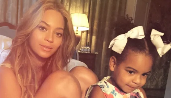 Η Beyonce και η Blue Ivy σε εσωτερικό χώρο