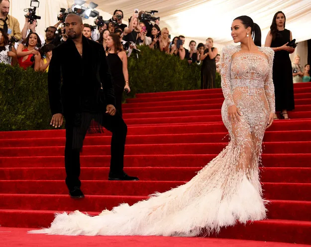 Η Kim Kardashian και ο Kanye West στο κόκκινο χαλί του Met Gala 2015.