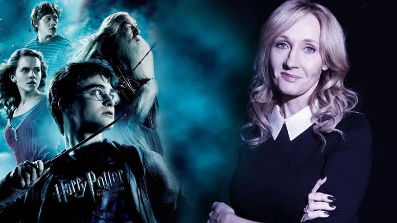 Η Τζ. Κ. Ρόουλινγκ δίπλα σε αφίσα της ταινίας Harry Potter.