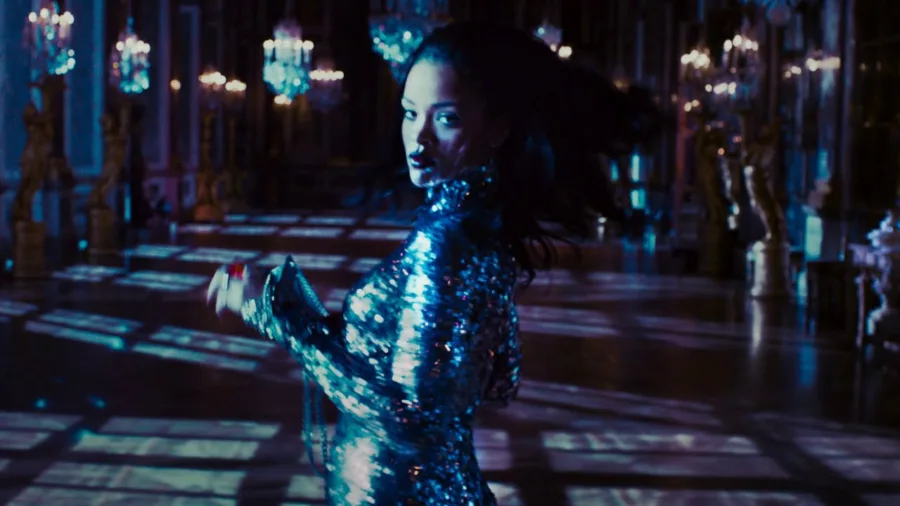 Η Rihanna με αστραφτερό φόρεμα στις Βερσαλλίες