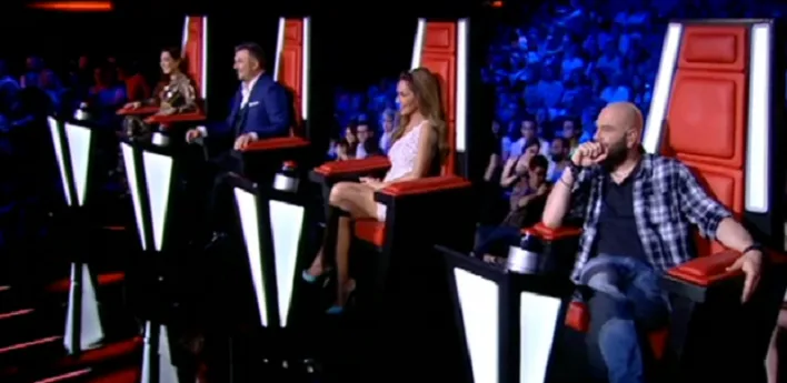 Οι κριτές του The Voice 2, Αντώνης Ρέμος και Δέσποινα Βανδή, στις θέσεις τους κατά τη διάρκεια του live show.
