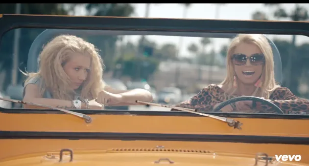 Η Iggy Azalea και η Britney Spears σε κίτρινο τζιπ από το video clip Pretty Girls.