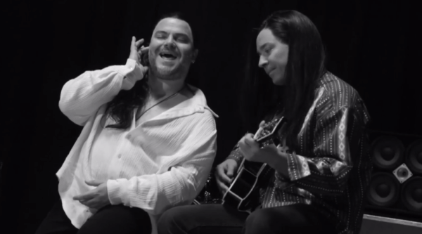 Jimmy Fallon & Jack Black παρωδούν το video clip του «More Than Words» και το αποτέλεσμα είναι απλά υπέροχο!