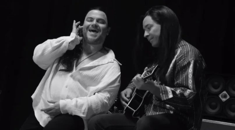 Ο Jack Black και ο Jimmy Fallon σε ασπρόμαυρη παρωδία του More Than Words.