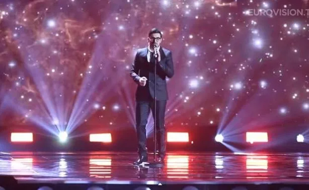 Ο Γιάννης Καραγιάννης στη σκηνή της Eurovision 2015 για την Κύπρο.