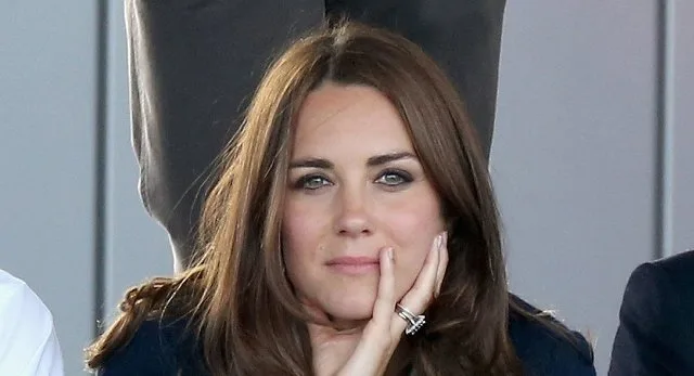 Η Kate Middleton σε κοντινό πλάνο με το χέρι στο πρόσωπο.