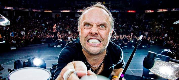 Ο Lars Ulrich των Metallica σε κοντινό πλάνο πάνω στη σκηνή κατά τη διάρκεια συναυλίας.