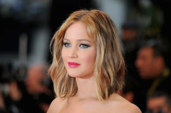 Η Jennifer Lawrence με ξανθό καρέ μαλλί και έντονο μακιγιάζ.