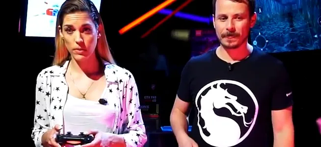 Η Μαντώ Γαστεράτου και ο Δημήτρης σε στούντιο εκπομπής για το Mortal Kombat X.