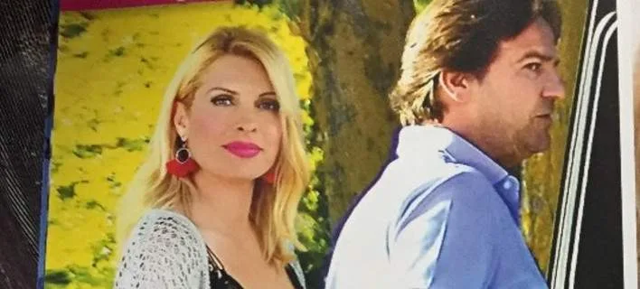 Η Ελένη Μενεγάκη και ο Μάκης Παντζόπουλος σε εξωτερικό χώρο.