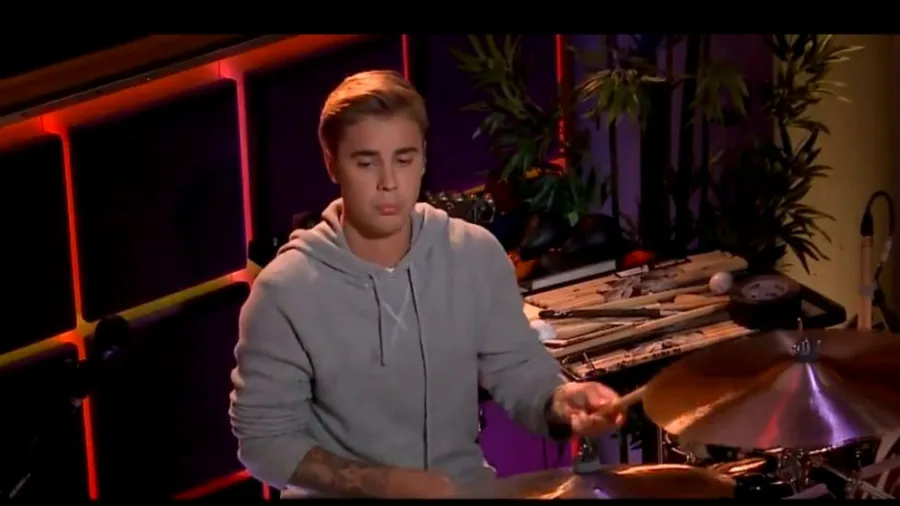 Ο Justin Bieber παίζει ντραμς στο πλατό του The Late Late Show.